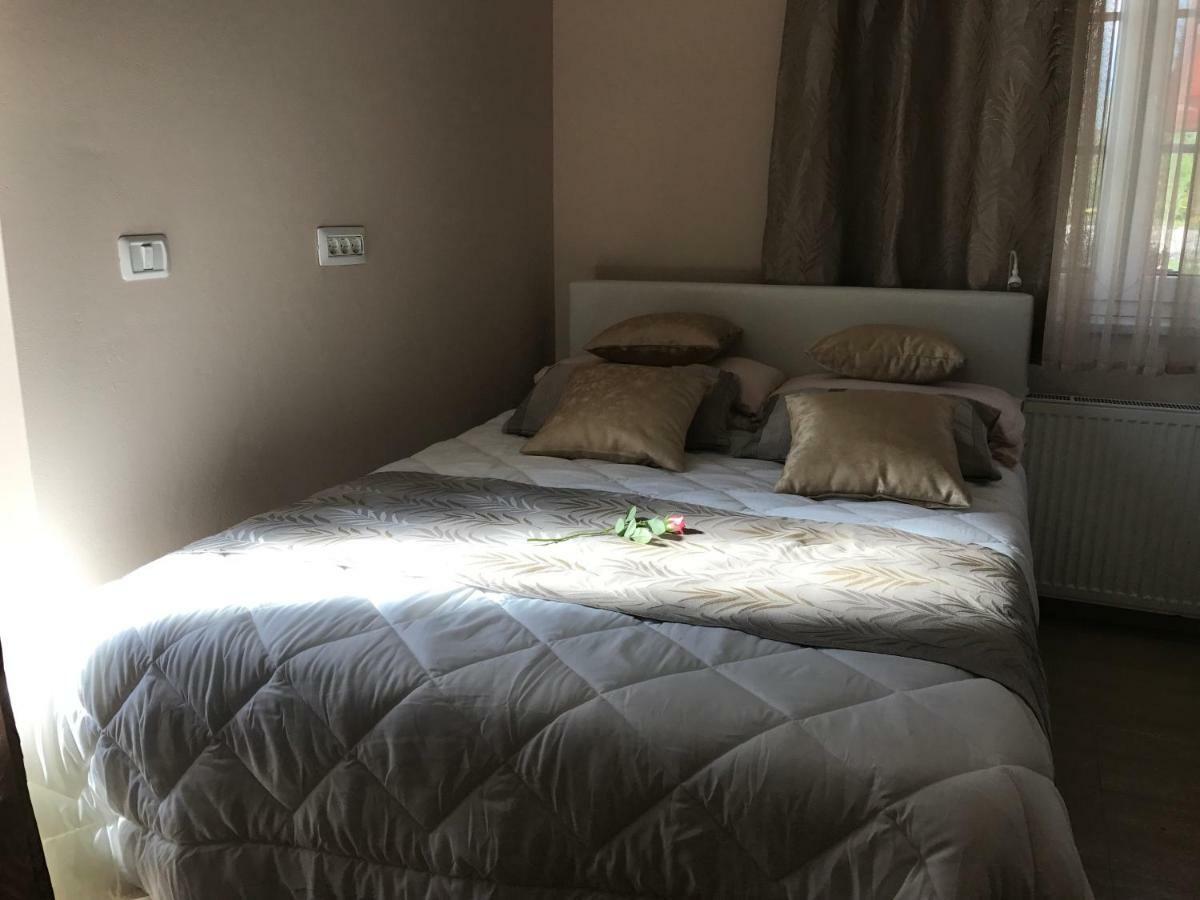 Linden Garden Apartment โพสโตยนา ภายนอก รูปภาพ