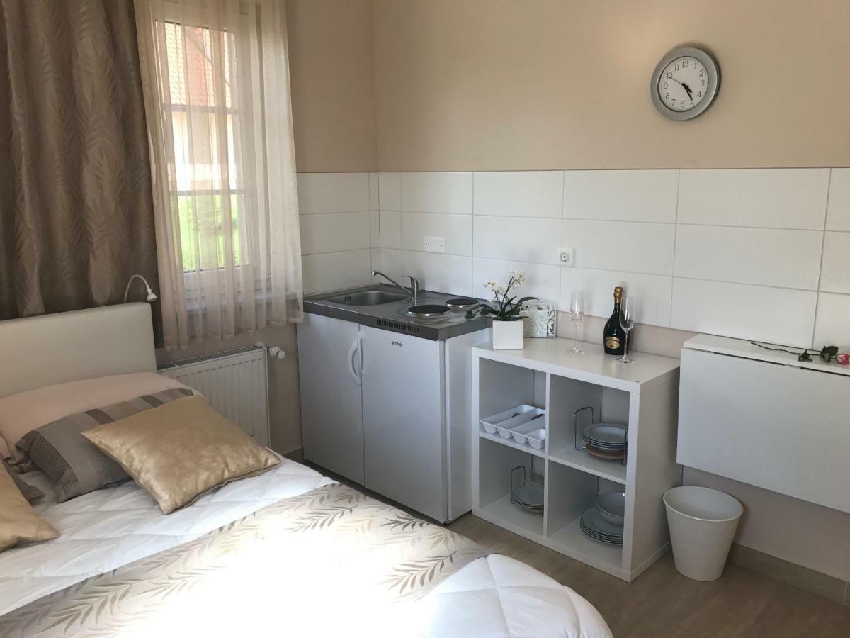 Linden Garden Apartment โพสโตยนา ภายนอก รูปภาพ